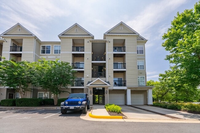 Building Photo - Luxurious Condo Living in Gated Stonegate ...