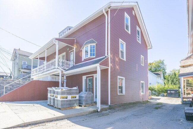 Building Photo - Spacious 3-Bedroom Duplex in Griswold