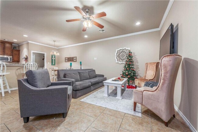 Building Photo - AUGUST Pre-Lease! 4/4 in University Heights!