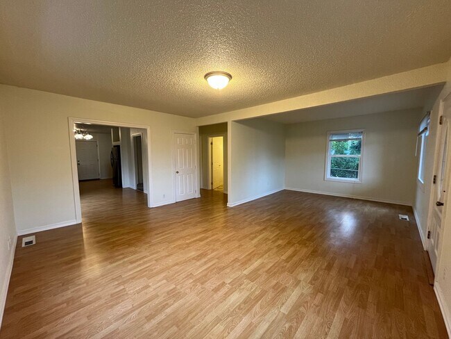 Building Photo - Spacious 4-bedroom House with Large Backyard