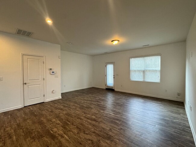 Building Photo - 3 Bedroom | 2.5 Bathroom Townhome in North...