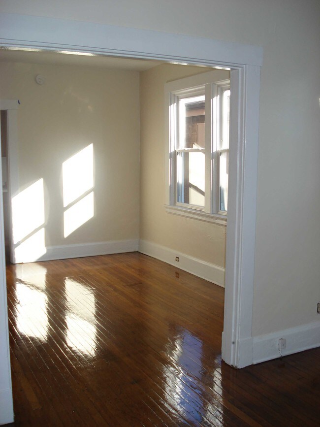 Building Photo - 208 W 6th St