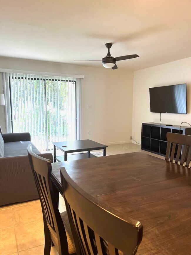 Foto del edificio - 1432 SW 25th Pl