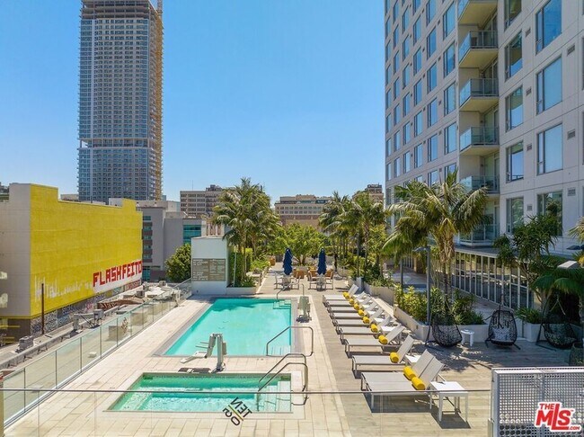 Foto del edificio - 1050 S Grand Ave