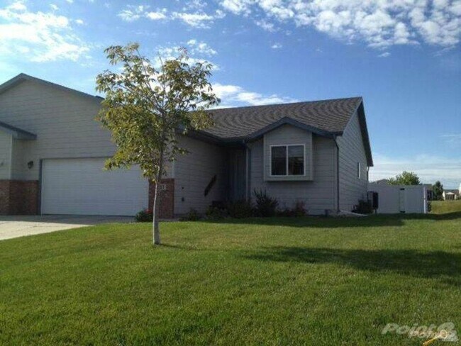 Foto del edificio - SPACIOUS | 3 BEDROOM | TOWNHOME | LOCATED ...