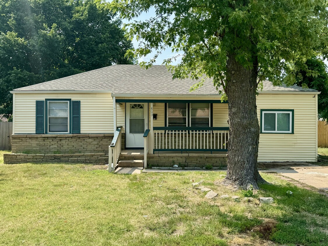 Primary Photo - 803 S Royal Rd