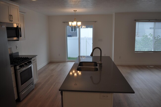 Building Photo - 14928 Messi St