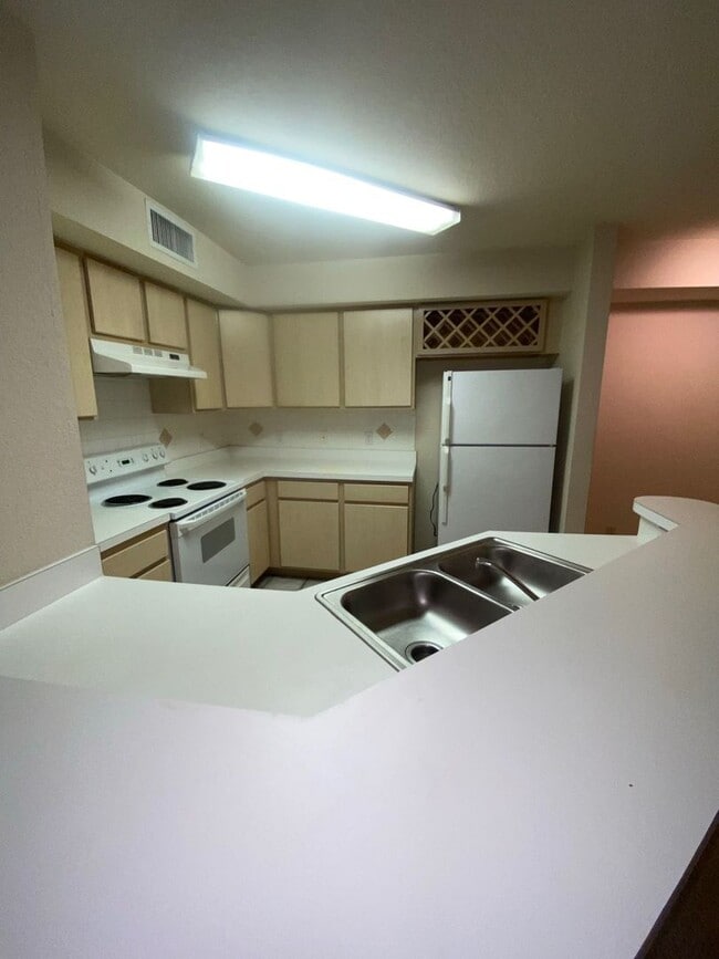 Building Photo - Stylish 1 Bed + Den Condo in Bona Vista | ...