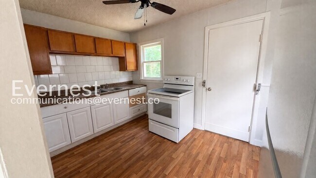 Building Photo - Cozy 2 Bed / 1 Bath Home / Pet-Friendly / Vouchers Accepted / Available Now!