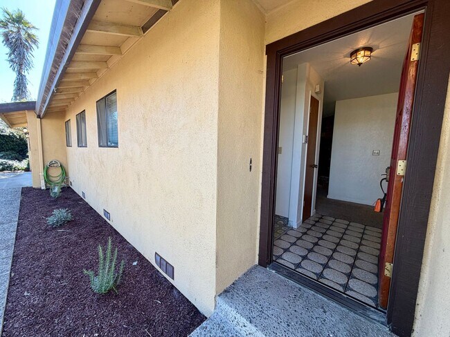 Foto del edificio - Lovely home in Marina available NOW!