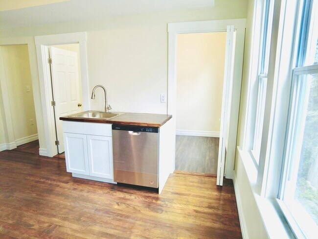 Building Photo - 6 Moen St