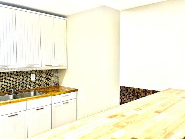 Foto del edificio - 801 Three Islands Boulevard