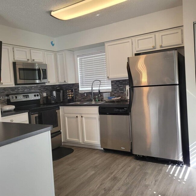 Foto del edificio - 4375 White Pine Ave