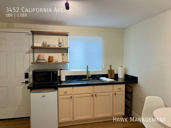 Building Photo - Super Cute Studio with Outdoor Space!