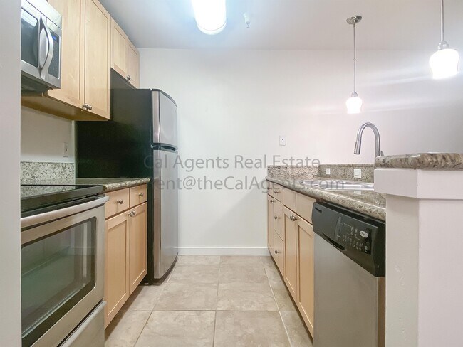 Foto del edificio - 6400 Christie Ave