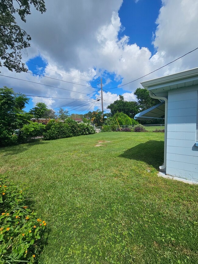 Building Photo - 5023 Overlook Dr