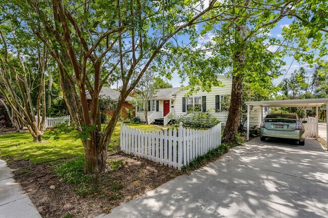 Building Photo - 3 Bedroom Home