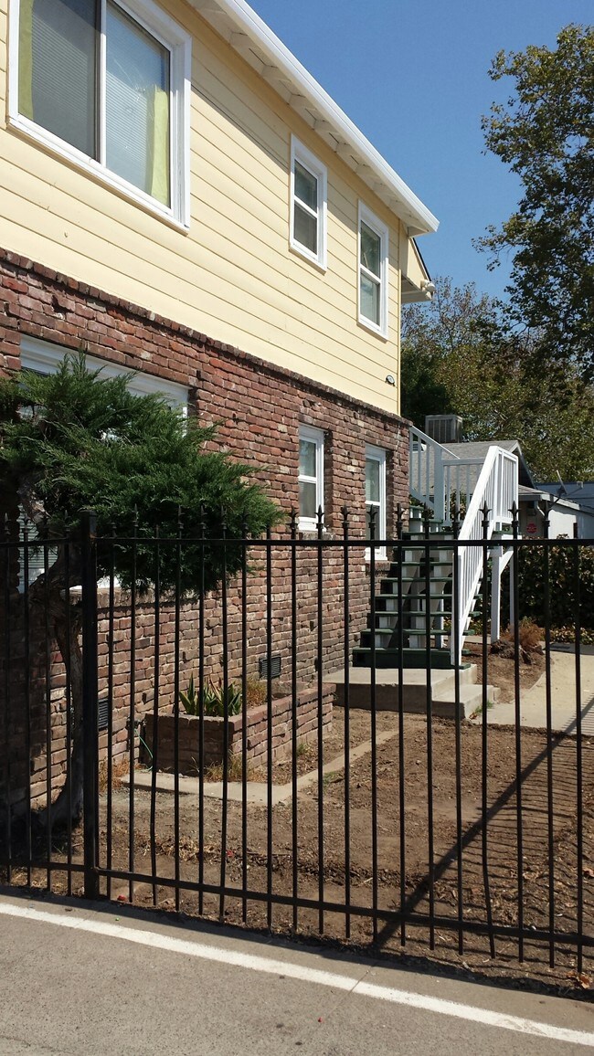 Building Photo - 691 El Camino Ave