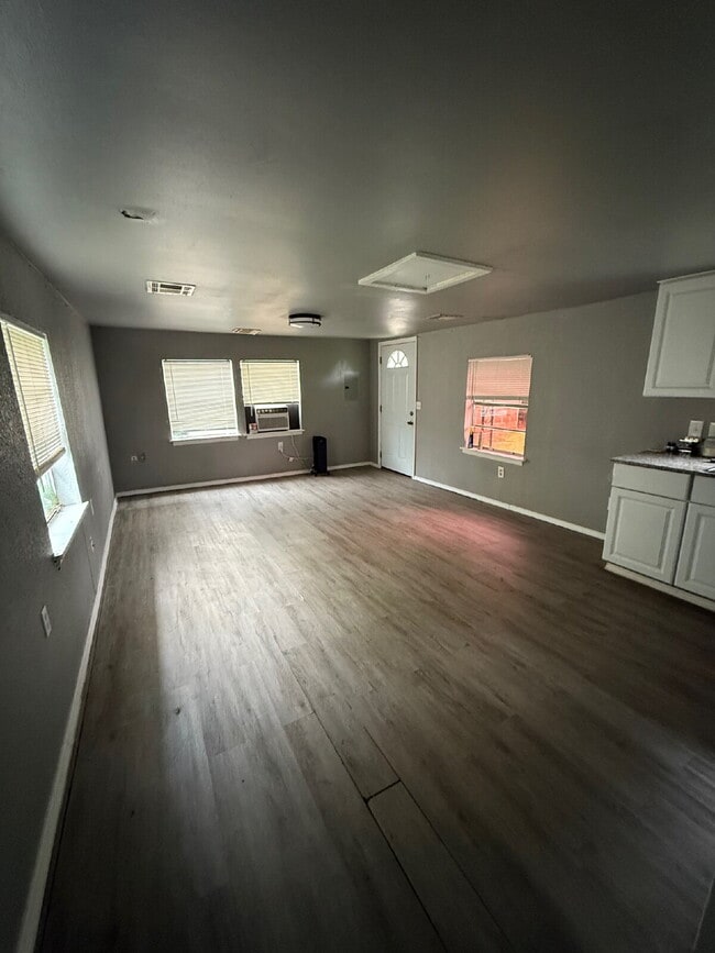 Building Photo - 1-Bed, 1-Bath Home
