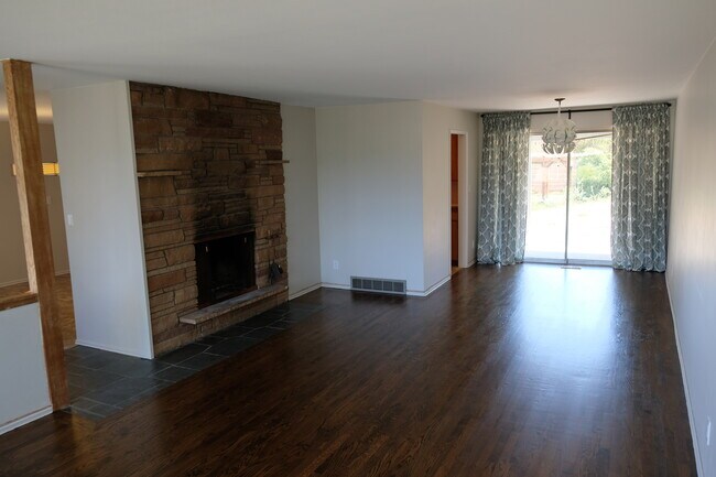 Building Photo - 8009 S 113th St
