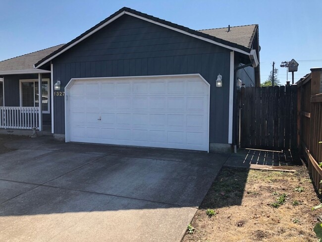 Building Photo - Beautiful 3 bedroom 2 bathroom house in a ...