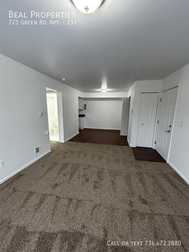 Foto del edificio - 723 Green Rd