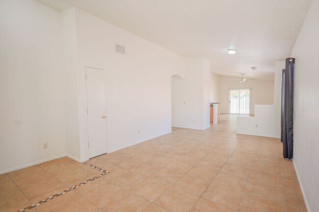 Foto del edificio - AVAILABLE NOW!! WON'T LAST!! CUTE 4 Bedroo...