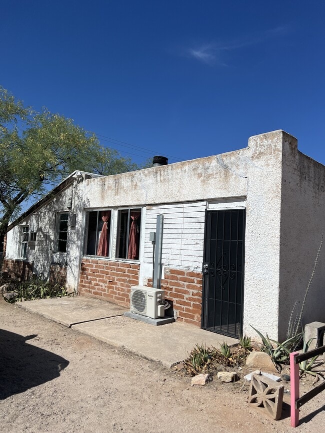Building Photo - 320 N Warren Ave