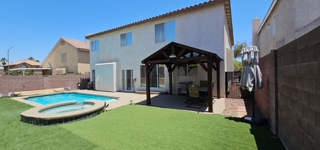 Building Photo - Gorgeous tri-level home with tons of upgra...