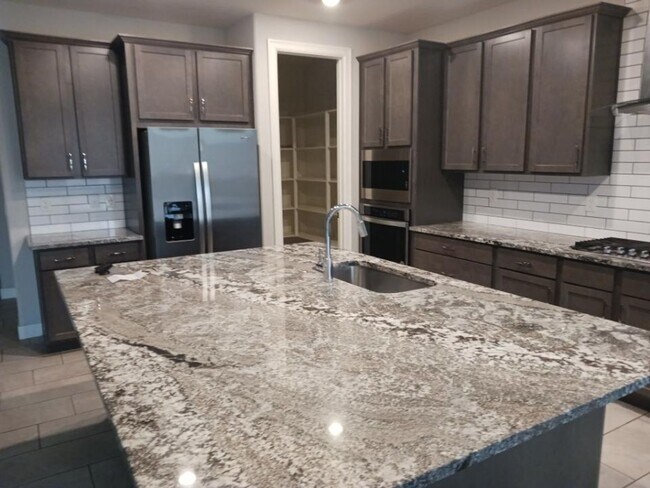 Foto del edificio - COMING SOON August 1st! Single Family Home-  5 bedrooms 3 Baths