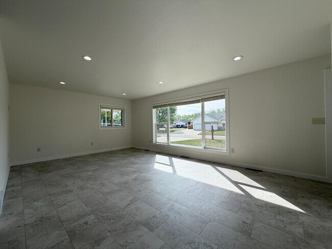 Building Photo - 2523 El Rio Dr