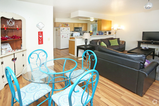 4HAB, 2BA, Sala de estar a cocina - Redwood Cove Apartments