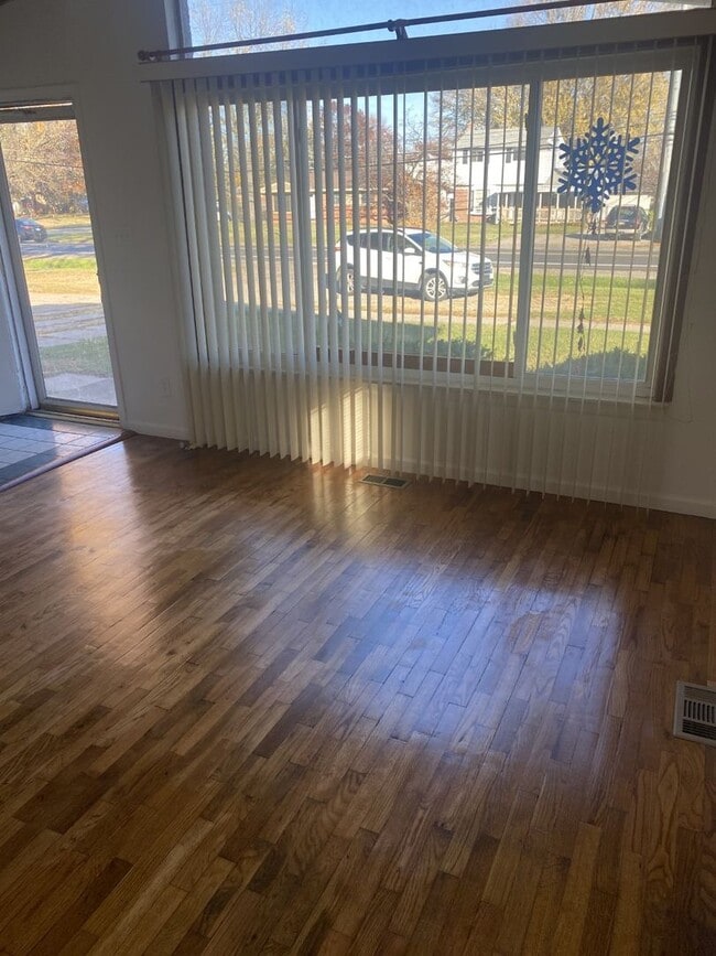 Building Photo - Cute with open floor plan, 3 bedroom, 1 ba...