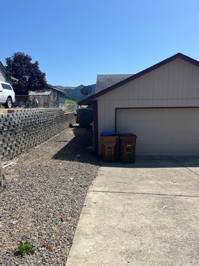 Building Photo - Large 3 bed/2 bath single family home