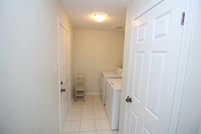 Building Photo - 8287 Tulip Tree Dr