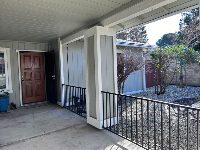 Building Photo - Three Bedroom Two Bathroom Home in Orangevale