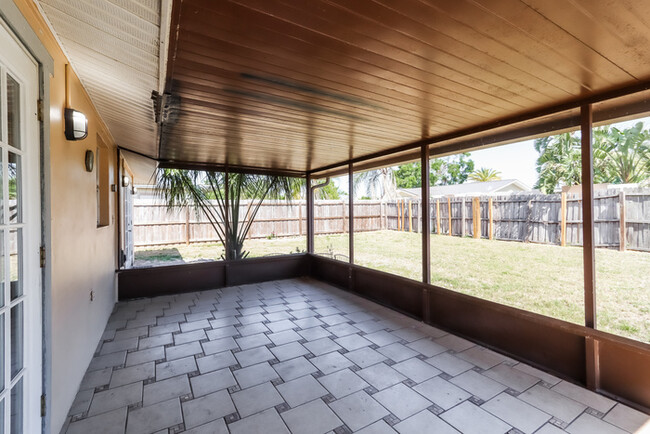 Foto del edificio - 2-Bedroom Home with Fenced Backyard