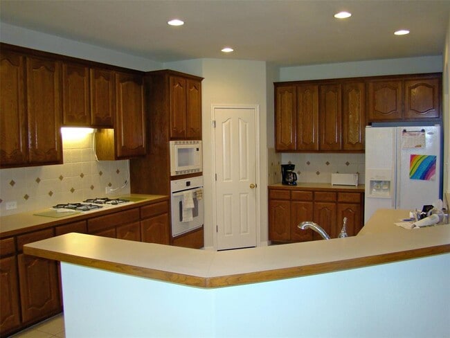 Building Photo - 10700 Pointe View Dr