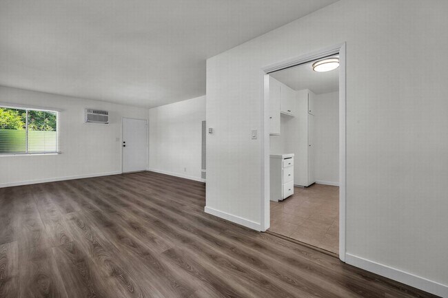 Building Photo - Large 1 bedroom with new floors!