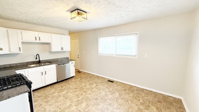 Foto del edificio - EAST SIDE 3 BEDROOM RANCH UPDATED AND AVAILABLE NOW!