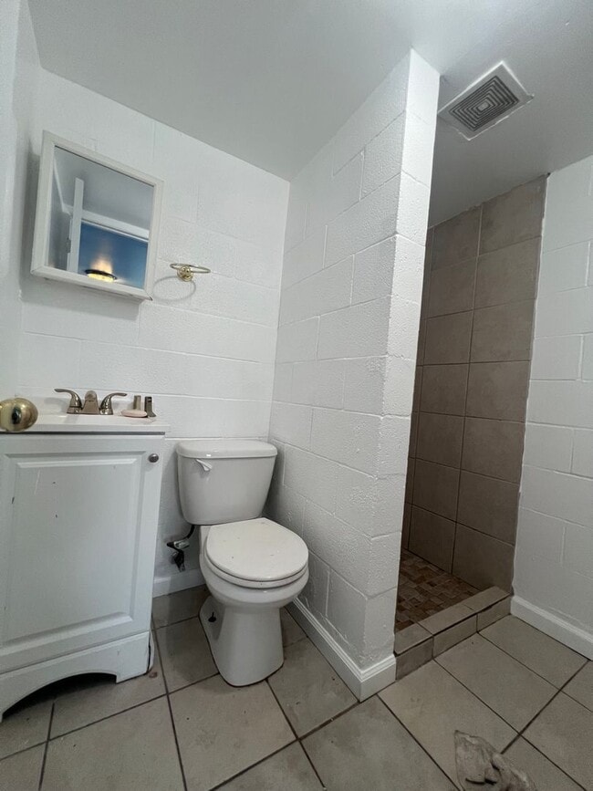 Foto del edificio - 1203 Roosevelt Blvd