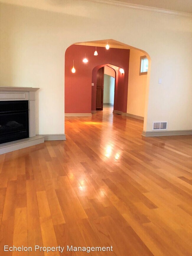 Building Photo - 2 br, 2.5 bath House - 812 N Broadway