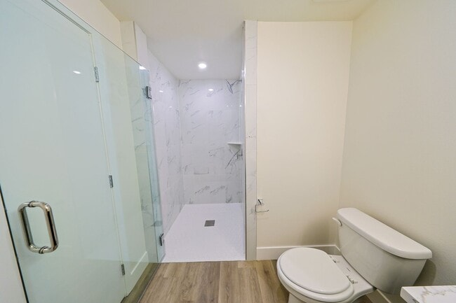 Interior Photo - 1317 W Jefferson Blvd