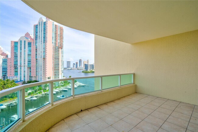 Foto del edificio - 3340 NE 190th St
