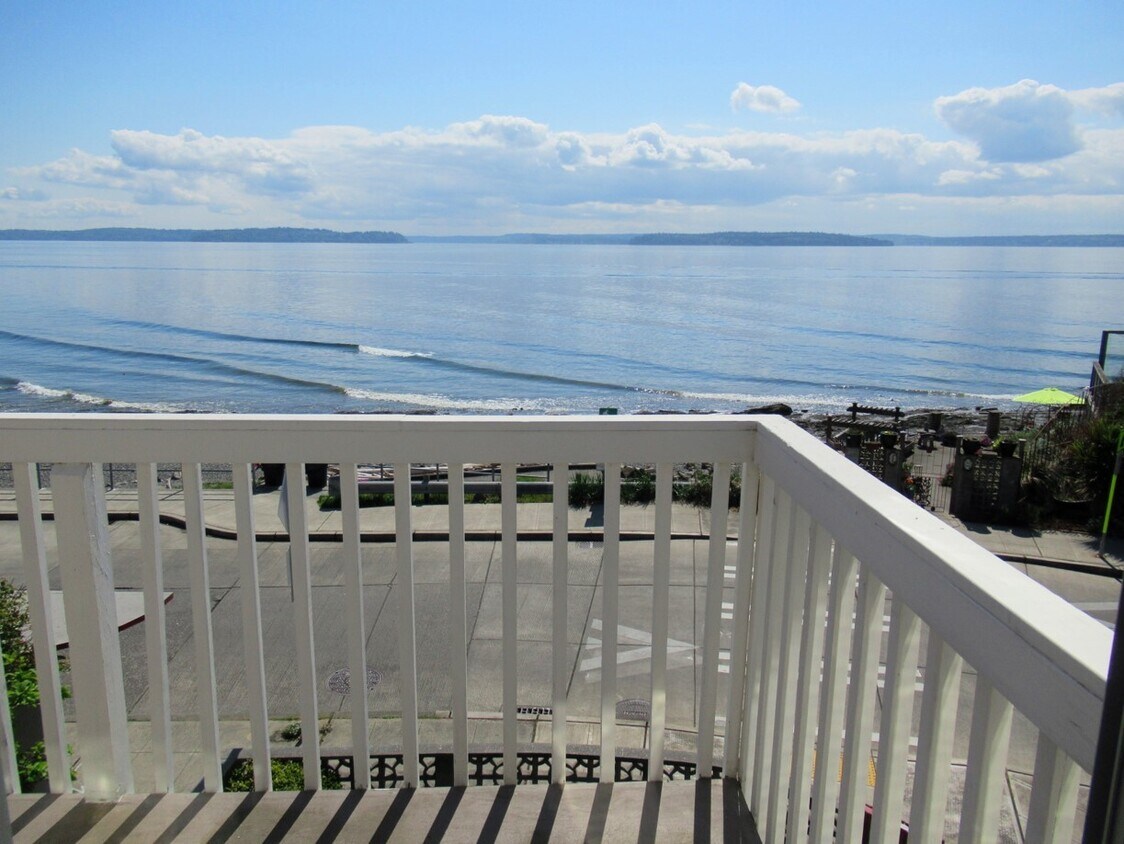 Deck - 3300 Beach Dr SW