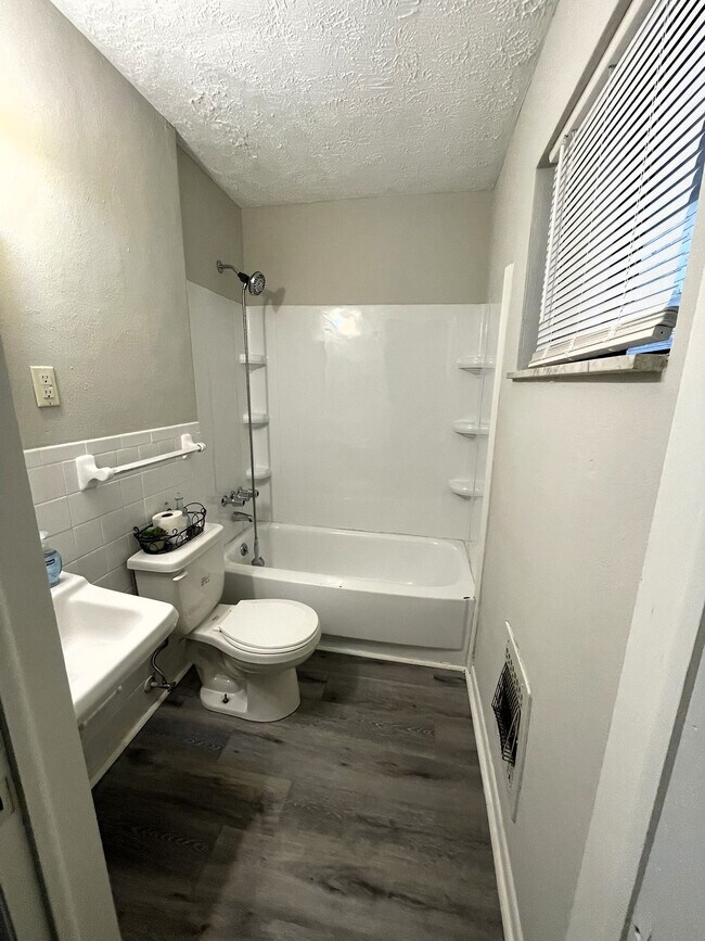 Foto del edificio - Charming 1Bed/1Bath Apartment with Washer/Dryer Hookups!