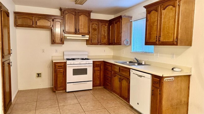 Building Photo - 202 N 10th Ave