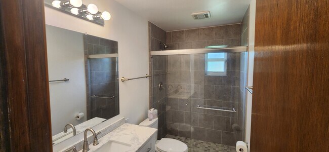 Building Photo - 513 Reo Dr