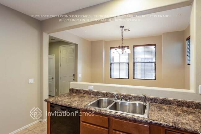 Foto del edificio - 451 S Hawes Rd