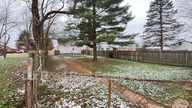 Building Photo - 830 St Clair Ave